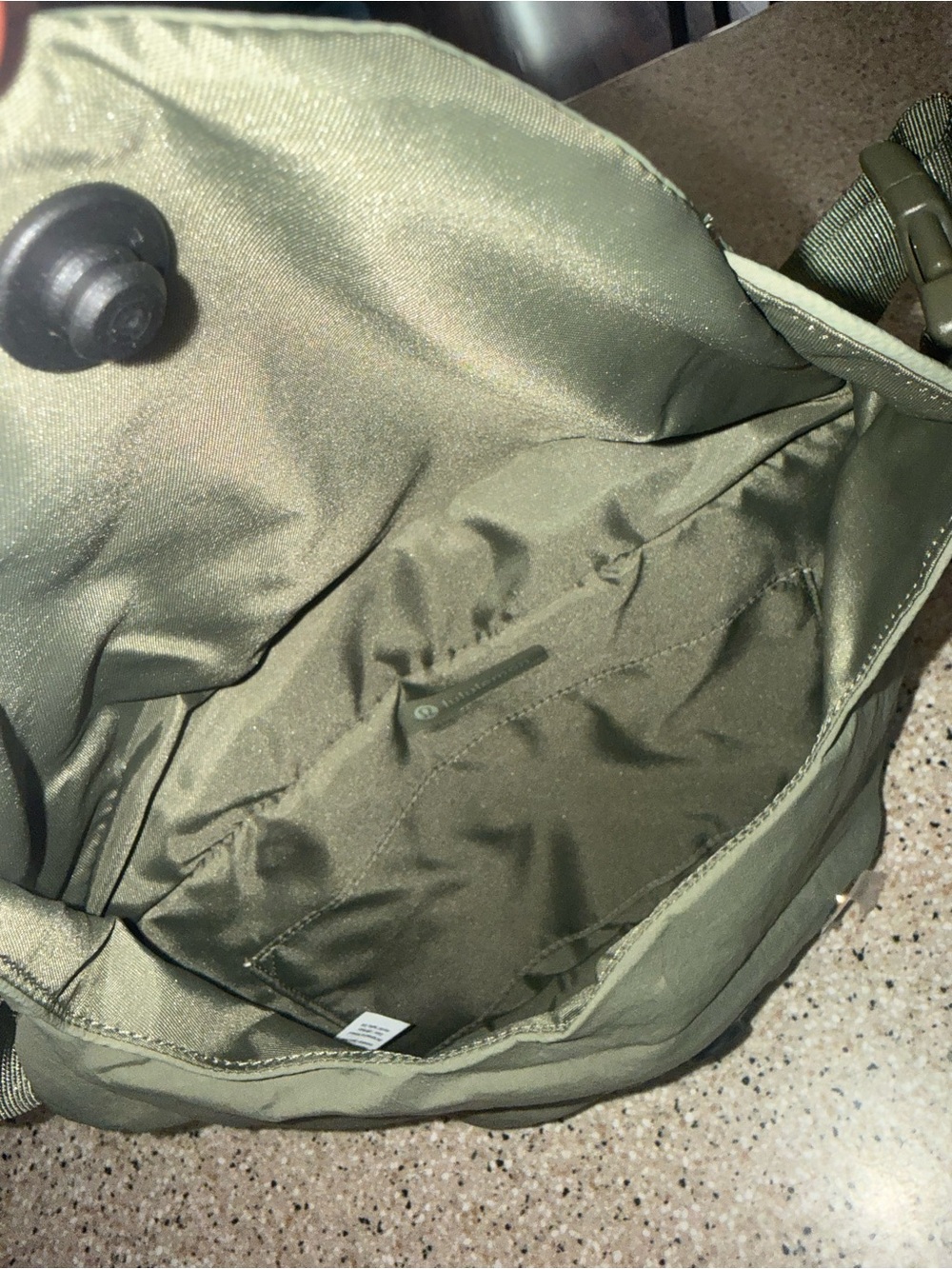 Lululemon Curved Crossbody bag 3L in Bay Leaf - Picture 5 of 5